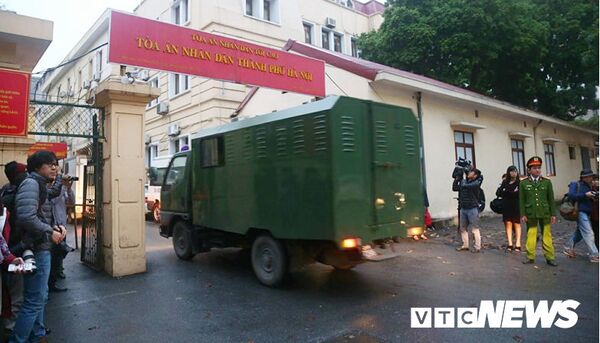  Khoảng 6h30 đoàn xe chở bị can đã đến Tòa án Nhân dân TP Hà Nội. - Sputnik Việt Nam