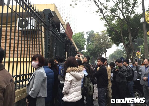 Rất  đông người dân Hà Nội đã có mặt tại Tòa án Nhân dân TP Hà Nội từ rất sớm để theo dõi phiên tòa. - Sputnik Việt Nam