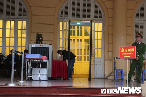 Lực lượng An ninh kiểm tra rất kỹ những người được vào bên trong toà. - Sputnik Việt Nam