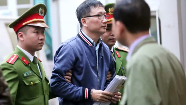 8h22, phiên tòa xử ông Đinh La Thăng và 21 đồng phạm bắt đầu. Bị cáo Trịnh Xuân Thanh xuất hiện tại tòa.