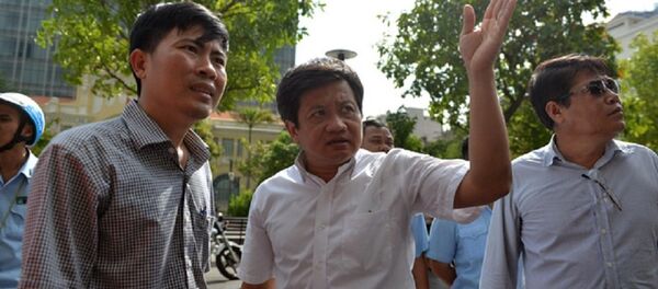 Ông Đoàn Ngọc Hải (áo trắng đứng giữa) trong một lần xuống đường dẹp vỉa hè Ông Đoàn Ngọc Hải (áo trắng đứng giữa) trong một lần xuống đường dẹp vỉa hè - Sputnik Việt Nam