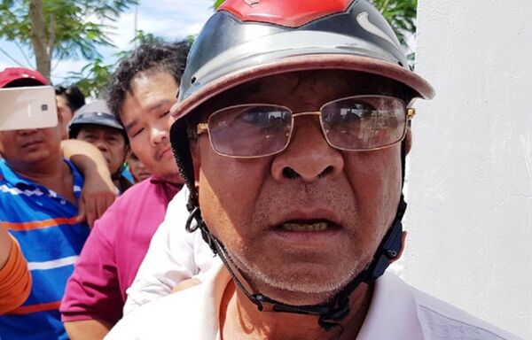 Ông Vũ Đức Khanh (chủ dịch vụ xe Kim Khanh) đã cùng nhiều người đẩy ôtô khách ra khỏi trạm thu phí để giải tỏa ùn tắc sau khi không tìm được tài xế. Ông Vũ Đức Khanh (chủ dịch vụ xe Kim Khanh) đã cùng nhiều người đẩy ôtô khách ra khỏi trạm thu phí để giải tỏa ùn tắc sau khi không tìm được tài xế. - Sputnik Việt Nam