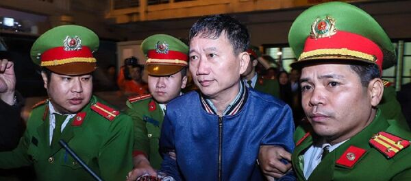 Bị cáo Trịnh Xuân Thanh sau khi kết thúc phiên tòa ngày 8-1 Bị cáo Trịnh Xuân Thanh sau khi kết thúc phiên tòa ngày 8-1 - Sputnik Việt Nam