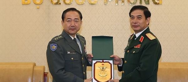 Thượng tướng Phan Văn Giang (phải) tiếp Đại tướng Yamazaki Koji. - Sputnik Việt Nam