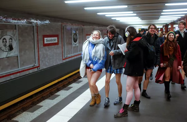 Thành viên tham gia flas mob No Pants Subway Ride trong tàu điện ngầm ở Berlin, Đức Thành viên tham gia flas mob No Pants Subway Ride trong tàu điện ngầm ở Berlin, Đức - Sputnik Việt Nam
