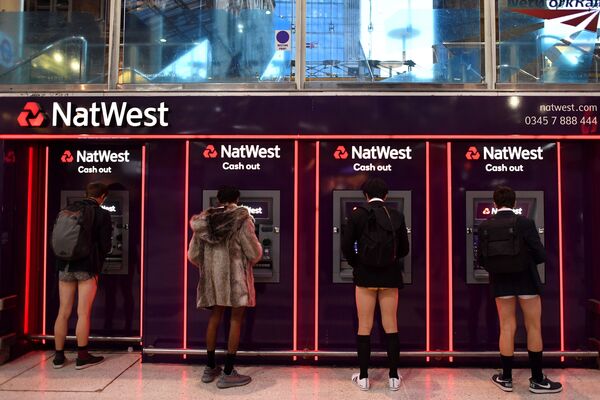 Thành viên tham gia flashmob No Pants Subway Ride trong metro London - Sputnik Việt Nam