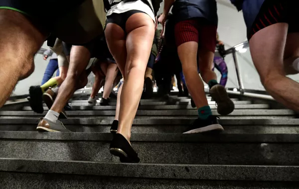 Những người tham gia flashmob No Pants Subway Ride tại Prague, CH Séc Những người tham gia flashmob No Pants Subway Ride tại Prague, CH Séc - Sputnik Việt Nam