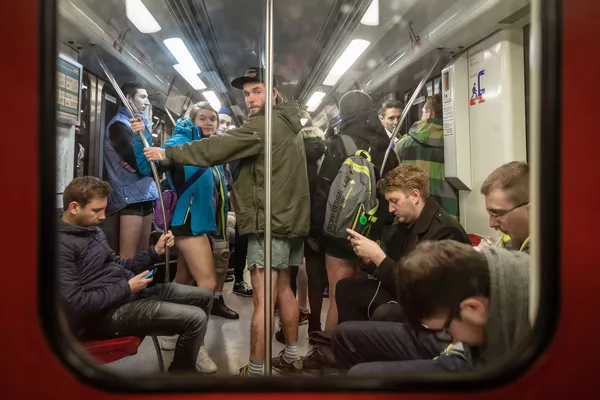 Những người tham gia flashmob No Pants Subway Ride trong tàu điện ngầm Warsaw, Ba Lan Những người tham gia flashmob No Pants Subway Ride trong tàu điện ngầm Warsaw, Ba Lan - Sputnik Việt Nam