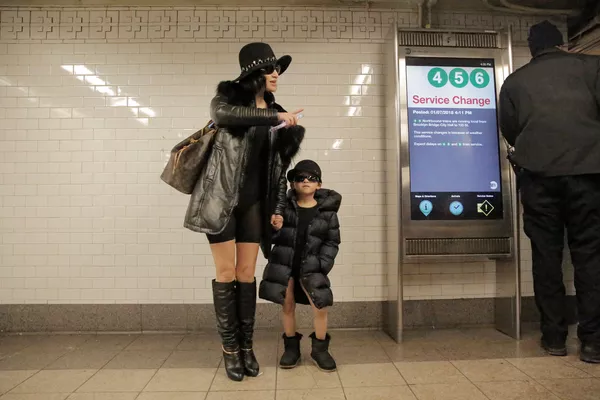 Thành viên tham gia flashmob No Pants Subway Ride ở New York, Mỹ Thành viên tham gia flashmob No Pants Subway Ride ở New York, Mỹ - Sputnik Việt Nam