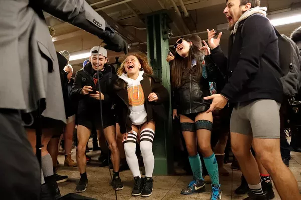Thành viên tham gia flashmob No Pants Subway Ride ở New York, Mỹ Thành viên tham gia flashmob No Pants Subway Ride ở New York, Mỹ - Sputnik Việt Nam