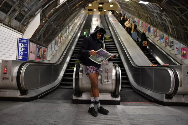 Thành viên tham gia flashmob No Pants Subway Ride trong metro London Thành viên tham gia flashmob No Pants Subway Ride trong metro London - Sputnik Việt Nam