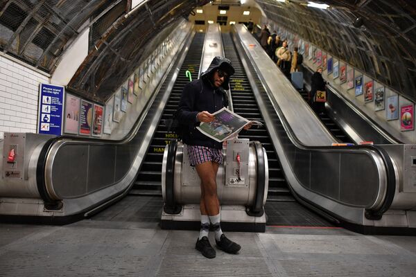 Thành viên tham gia flashmob No Pants Subway Ride trong metro London - Sputnik Việt Nam