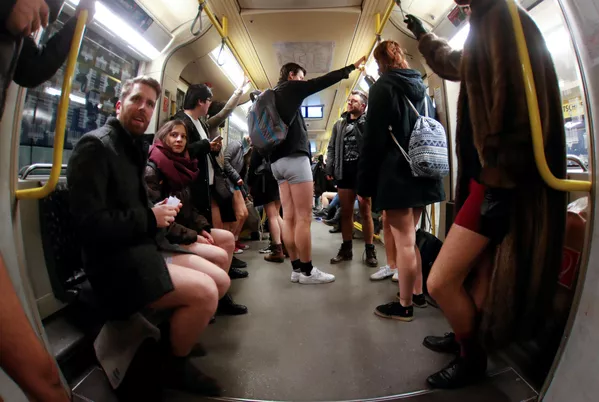 Thành viên tham gia flashmob No Pants Subway Ride trong tàu điện ngầm ở Berlin, Đức Thành viên tham gia flashmob No Pants Subway Ride trong tàu điện ngầm ở Berlin, Đức - Sputnik Việt Nam