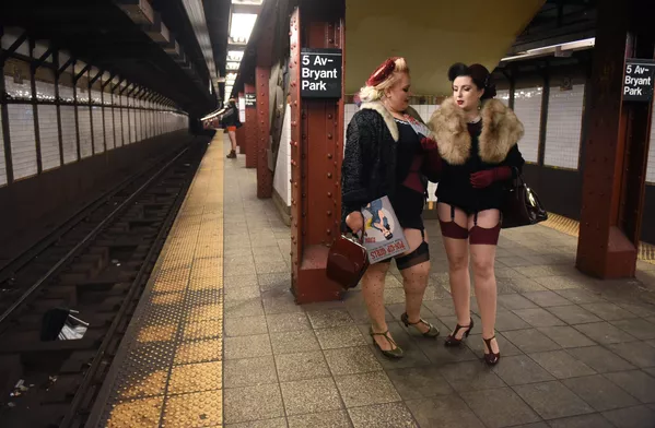 Thành viên tham gia flashmob No Pants Subway Ride ở New York, Mỹ Thành viên tham gia flashmob No Pants Subway Ride ở New York, Mỹ - Sputnik Việt Nam