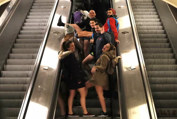 Những người tham gia flashmob No Pants Subway Ride tại Prague, CH Séc Những người tham gia flashmob No Pants Subway Ride tại Prague, CH Séc - Sputnik Việt Nam