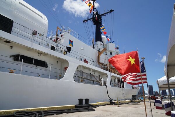 Tàu USCGC Morgenthau lớp Hamilton được chuyển giao cho Cảnh sát biển Việt Nam tại buổi lễ ở Hawaii sáng 25/5 Tàu USCGC Morgenthau lớp Hamilton được chuyển giao cho Cảnh sát biển Việt Nam tại buổi lễ ở Hawaii sáng 25/5 - Sputnik Việt Nam