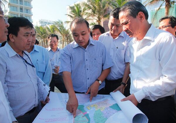 Ông Trương Quang Nghĩa (bìa phải) trong lần kiểm tra một dự án ven biển vào cuối năm 2017  - Sputnik Việt Nam