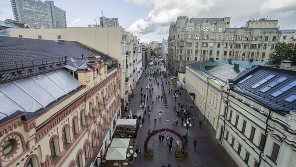 Người qua lại trên phố cổ Arbat ở Moskva. Năm 2016 - Sputnik Việt Nam