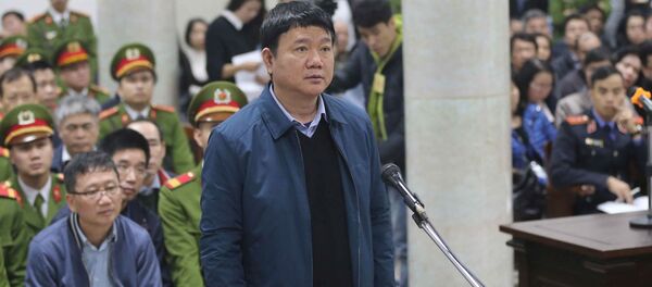 Hai bị cáo Đinh La Thăng và Trịnh Xuân Thanh tại tòa - Sputnik Việt Nam