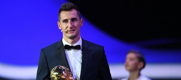 Cầu thủ bóng đá Đức Miroslav Klose với cúp vô địch World Cup 2018 - Sputnik Việt Nam