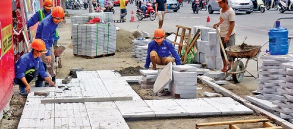 Cảnh thi công lát đá tự nhiên cho vỉa hè tại Hà Nội. - Sputnik Việt Nam