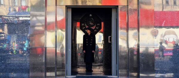 Matxcơva. Lính gác ở cửa Lăng Lenin trên Quảng trường Đỏ. - Sputnik Việt Nam