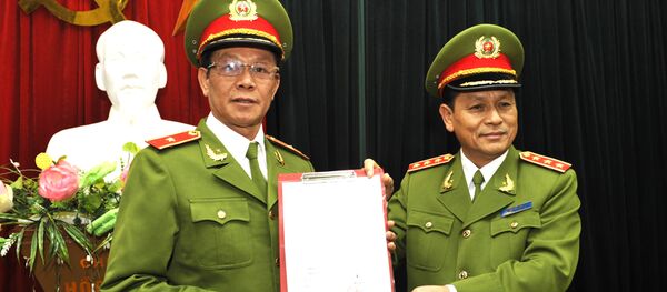 Đồng chí Thứ trưởng Lê Thế Tiệm trao quyết định cho đồng chí Phan văn Vĩnh, Quyền Tổng cục trưởng. Đồng chí Thứ trưởng Lê Thế Tiệm trao quyết định cho đồng chí Phan văn Vĩnh, Quyền Tổng cục trưởng. - Sputnik Việt Nam