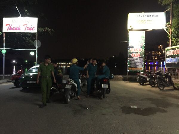 Lực lượng chức năng có mặt phong toả hiện trường. Lực lượng chức năng có mặt phong toả hiện trường. - Sputnik Việt Nam