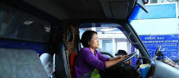 Bị nữ tài xế xe tải phản đối, BOT T2 Cần Thơ - An Giang xả trạm. Bị nữ tài xế xe tải phản đối, BOT T2 Cần Thơ - An Giang xả trạm. - Sputnik Việt Nam