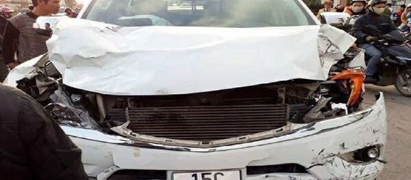 Chiếc xe bị hư hỏng nặng sau khi gây ra những vụ tai nạn liên hoàn Chiếc xe bị hư hỏng nặng sau khi gây ra những vụ tai nạn liên hoàn - Sputnik Việt Nam
