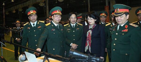 Súng bắn tỉa OSV-96 do Việt Nam sản xuất được giới thiệu với Phó Chủ tịch nước Đặng Thị Ngọc Thịnh Súng bắn tỉa OSV-96 do Việt Nam sản xuất được giới thiệu với Phó Chủ tịch nước Đặng Thị Ngọc Thịnh - Sputnik Việt Nam