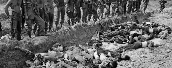 Lính Mỹ nhìn đám thi thể những người Việt bị họ giết chết. Chiến tranh Việt Nam, năm 1967 Lính Mỹ nhìn đám thi thể những người Việt bị họ giết chết. Chiến tranh Việt Nam, năm 1967 - Sputnik Việt Nam