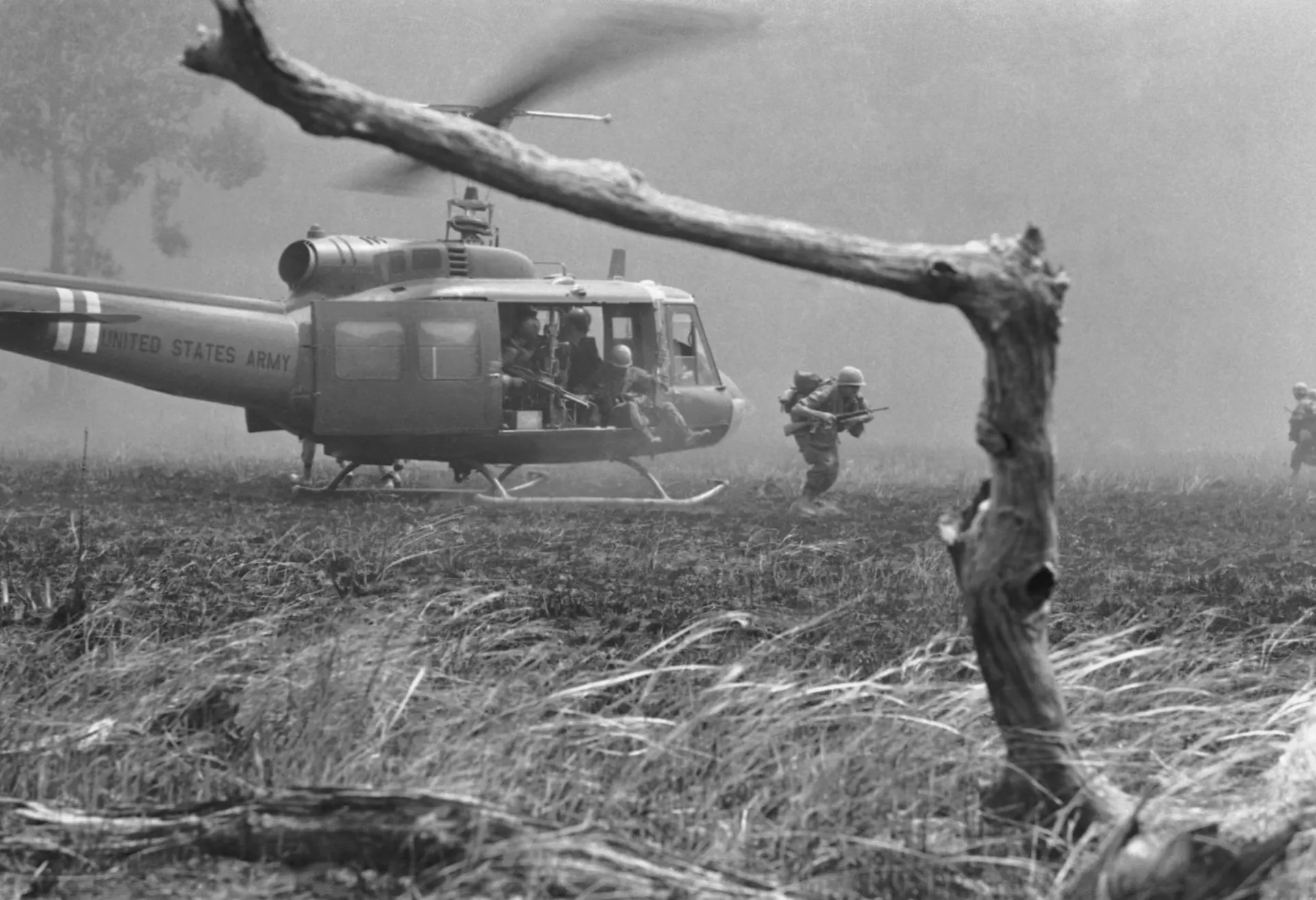 Lính thủy Mỹ trong khu vực chiến sự. Chiến tranh Việt Nam, năm 1967 - Sputnik Việt Nam, 1920, 23.04.2025