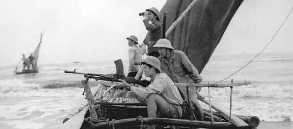 Bộ đội Việt Nam trên những chiếc bè tự tạo ở đường bờ biển tỉnh Nam Hà, năm 1972 Bộ đội Việt Nam trên những chiếc bè tự tạo ở đường bờ biển tỉnh Nam Hà, năm 1972 - Sputnik Việt Nam