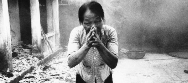 Người phụ nữ Việt Nam cầu xin lính Mỹ giữ lại ngôi nhà của bà trong làng nhỏ gần Sài Gòn. Năm 1967 - Sputnik Việt Nam