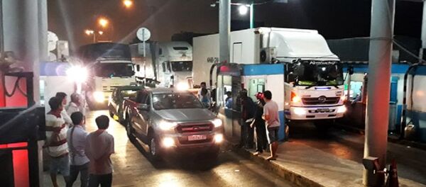 Tài xế dừng xe phản đối BOT Sông Phan tối 15/1. Tài xế dừng xe phản đối BOT Sông Phan tối 15/1. - Sputnik Việt Nam