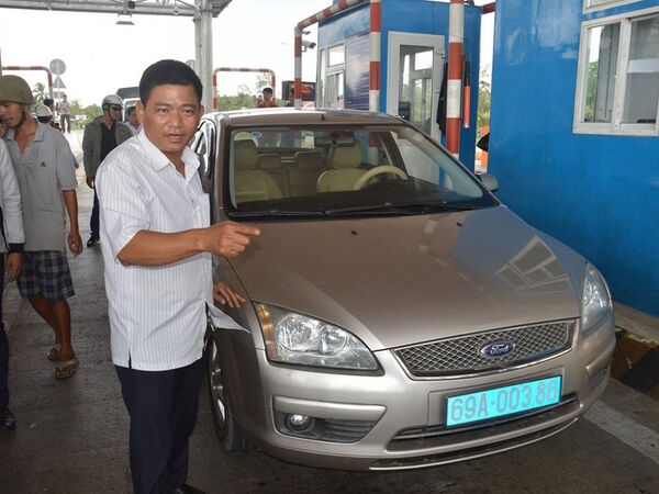 Tài xế Kha đậu xe ngay cabin để phản đối việc thu phí tại BOT Sóc Trăng hôm 7.1 Tài xế Kha đậu xe ngay cabin để phản đối việc thu phí tại BOT Sóc Trăng hôm 7.1 - Sputnik Việt Nam