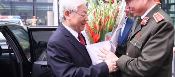 Bộ trưởng Tô Lâm tặng hoa chào mừng đồng chí Tổng Bí thư Nguyễn Phú Trọng đến dự Hội nghị Công an toàn quốc lần thứ 73 Bộ trưởng Tô Lâm tặng hoa chào mừng đồng chí Tổng Bí thư Nguyễn Phú Trọng đến dự Hội nghị Công an toàn quốc lần thứ 73 - Sputnik Việt Nam