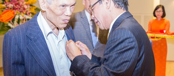 Chủ tịch HĐQT Bùi Ngọc Bảo trân trọng gắn Kỷ niệm chương Vì sự nghiệp phát triển 60 năm Petrolimex trao tặng Nguyên Ủy viên TW Đảng, nguyên Bộ trưởng Bộ Thương mại, nguyên Tổng giám đốc Petrolimex Trương Đình Tuyển - Sputnik Việt Nam