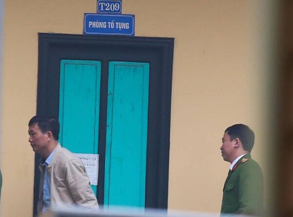 Bị cáo Trịnh Xuân Thanh được dẫn từ phòng chờ vào phòng xử án sáng 17/1 Bị cáo Trịnh Xuân Thanh được dẫn từ phòng chờ vào phòng xử án sáng 17/1 - Sputnik Việt Nam