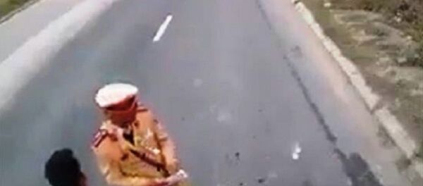 CSGT giẫm chân lên vật nghi là tiền của lái xe - Sputnik Việt Nam