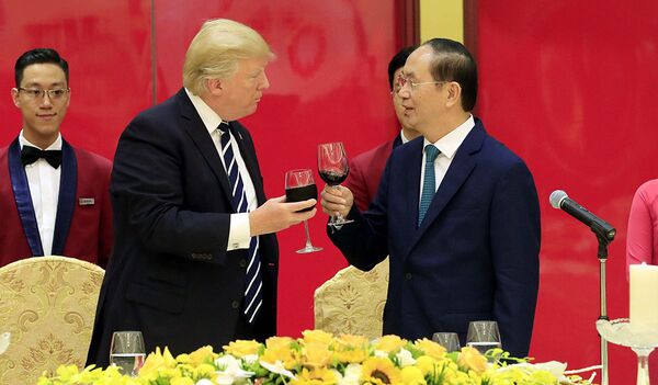 Chủ tịch nước Trần Đại Quang và Tổng thống Mỹ Donald Trump nâng ly chúc mừng mối quan hệ ngày càng phát triển tốt đẹp giữa hai nước  - Sputnik Việt Nam