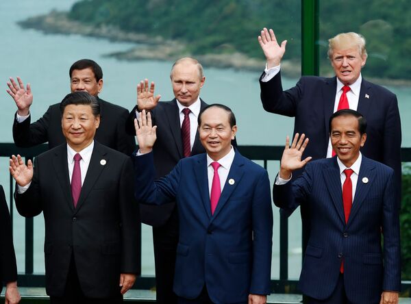 Tổng thống Philippines Rodrigo Duterte (trái, hàng sau) và Tổng thống Mỹ Donald Trump (phải, hàng sau) chụp ảnh chung với các nhà lãnh đạo APEC tại Đà Nẵng ngày 11/11 - Sputnik Việt Nam