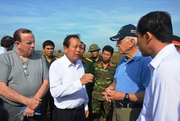 Các cựu binh Mỹ gặp Phó Thủ tướng Trương Hoà Bình sau khi hỗ trợ thông tin tìm kiếm, quy tập mộ liệt sỹ trong sân bay Biên Hoà. - Sputnik Việt Nam