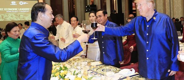 Chủ tịch nước Trần Đại Quang nâng cốc chúc mừng Tổng thống Hoa Kỳ Donald Trump tại Tiệc chiêu đãi chào mừng các nhà Lãnh đạo APEC và Phu nhân, tối 10/11 - Sputnik Việt Nam