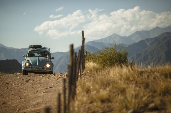 Nhiếp ảnh gia người Brazil Nauro Junior và bạn của anh, Caio Passos đi bằng chiếc Volkswagen đời năm 1968. - Sputnik Việt Nam