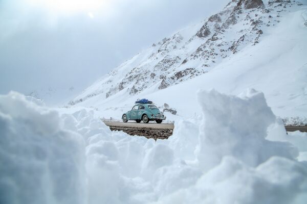 Nhiếp ảnh gia người Brazil Nauro Junior và bạn của anh, Caio Passos đi bằng chiếc Volkswagen đời năm 1968. - Sputnik Việt Nam