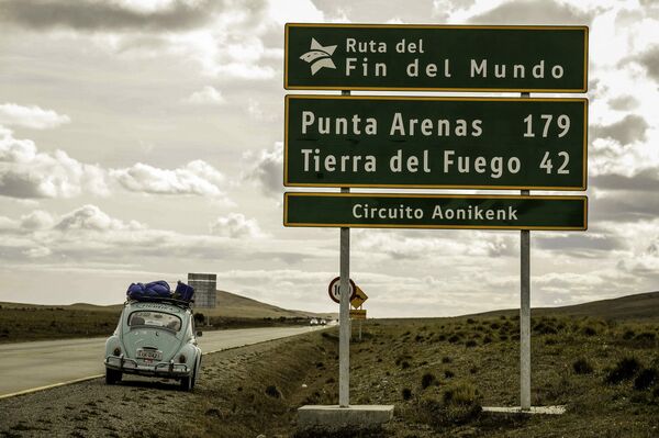 Nhiếp ảnh gia người Brazil Nauro Junior và bạn của anh, Caio Passos đi bằng chiếc Volkswagen đời năm 1968. - Sputnik Việt Nam