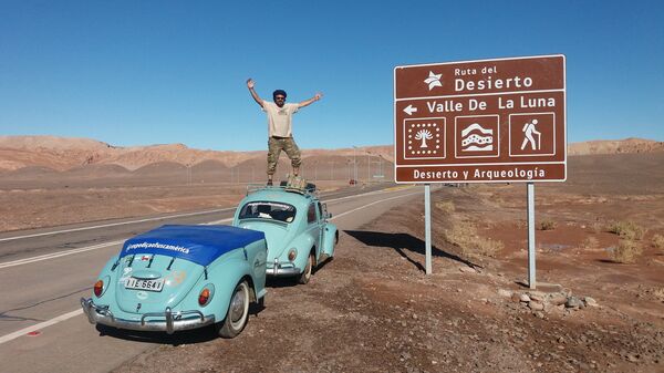 Nhiếp ảnh gia người Brazil Nauro Junior và bạn của anh, Caio Passos đi bằng chiếc Volkswagen đời năm 1968. - Sputnik Việt Nam