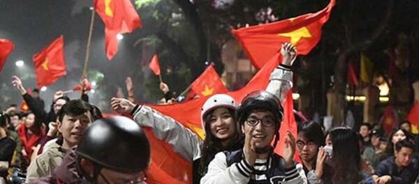 Người hâm mộ như vỡ oà cảm xúc trước chiến thắng của đội tuyển U23 Việt Nam. - Sputnik Việt Nam